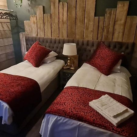 The Waterside Bar, Rooms & Restaurant Swinton  Phòng bức ảnh